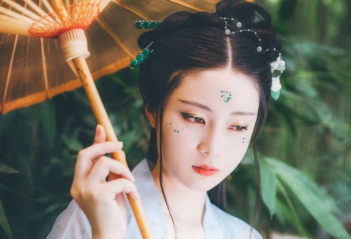 想要旅游的時(shí)候有一個(gè)漂亮的女伴，可以選擇去找伴游兼職工作室