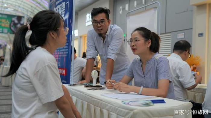夜場招聘樂山人才夜市“接地氣”,更是像逛夜市(圖) 夜場招聘樂山人才夜市“接地氣”,更是像逛夜市(圖)