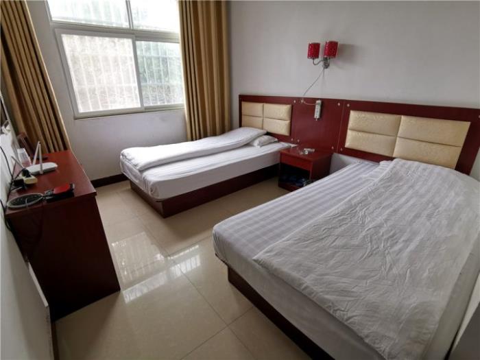 從信陽伴游資源現(xiàn)狀入手，分析信陽伴游氣候、人文自然、紅色資源起源優(yōu)勢(shì)