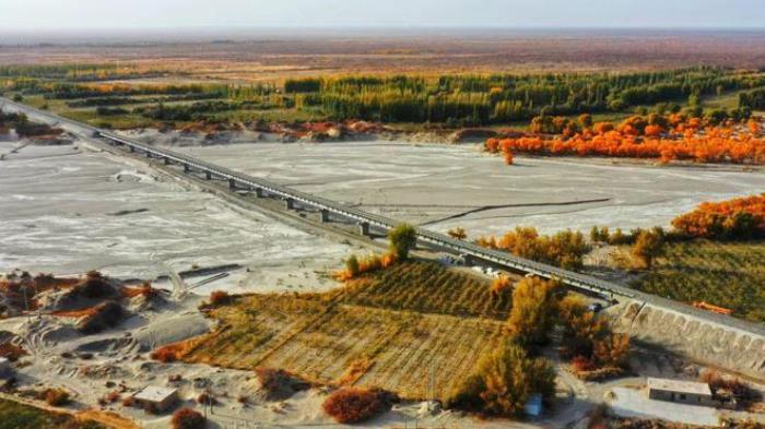 南疆環(huán)線鐵路，是如何環(huán)繞我國最大沙漠的？