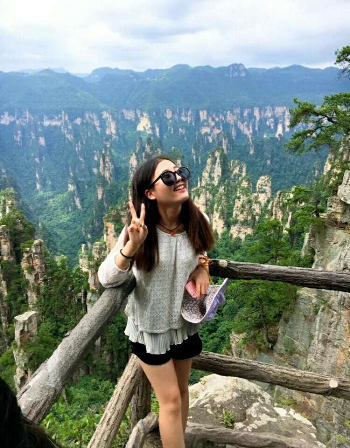 張家界當(dāng)?shù)芈糜螆F(tuán)租車(chē)和聘導(dǎo)游的旅行服務(wù)。。張家界旅游