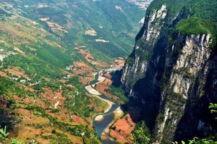 在云南世界最高橋上，看亞洲落差最大的瀑布，會有多震撼！