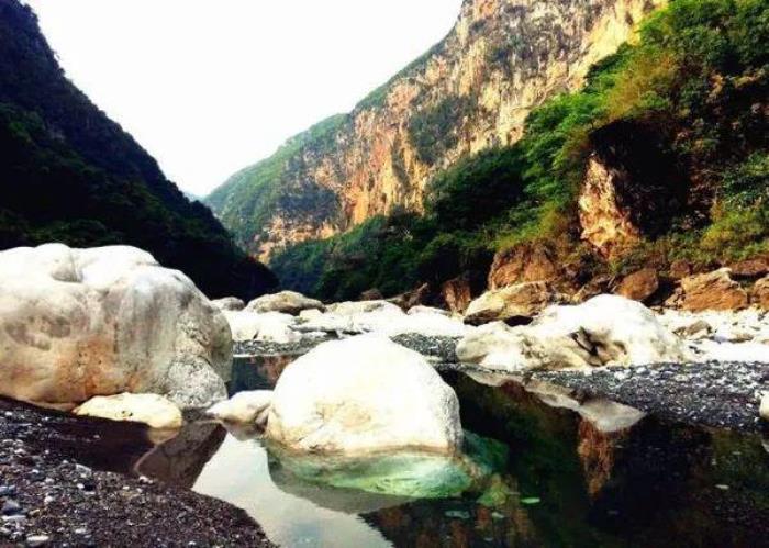 在云南世界最高橋上，看亞洲落差最大的瀑布，會有多震撼！