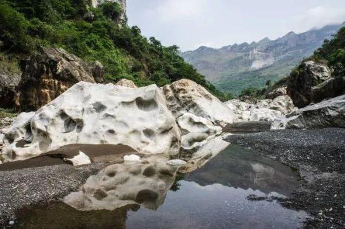 在云南世界最高橋上，看亞洲落差最大的瀑布，會有多震撼！
