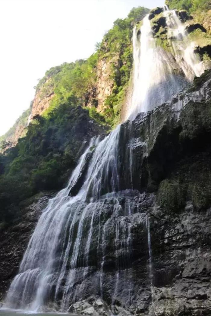 在云南世界最高橋上，看亞洲落差最大的瀑布，會有多震撼！
